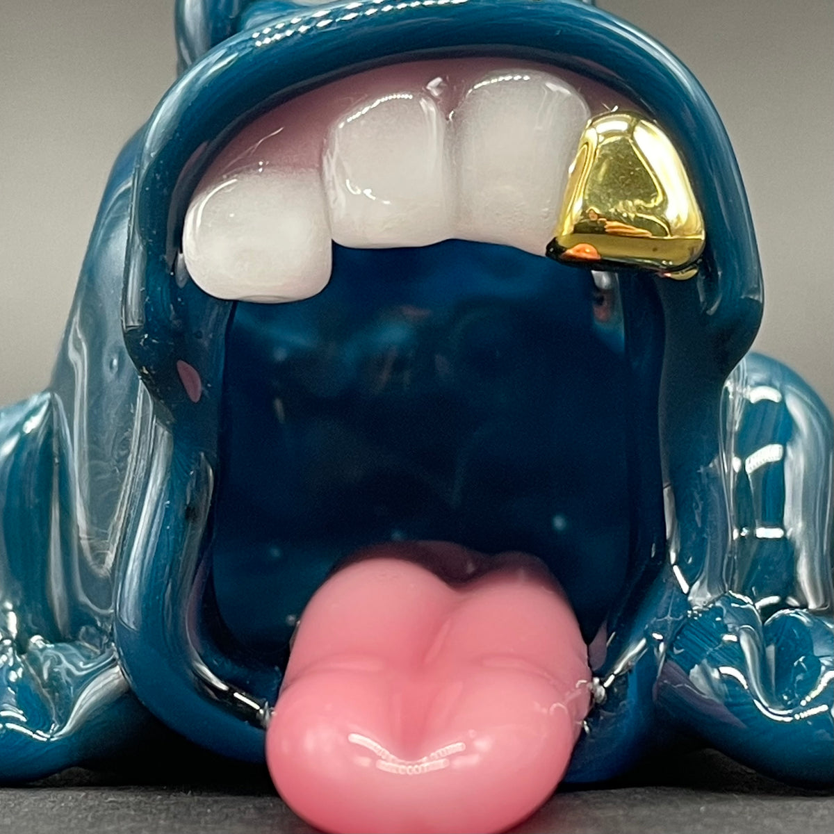Artisan glass Stinkhopper - detailed craftsmanship