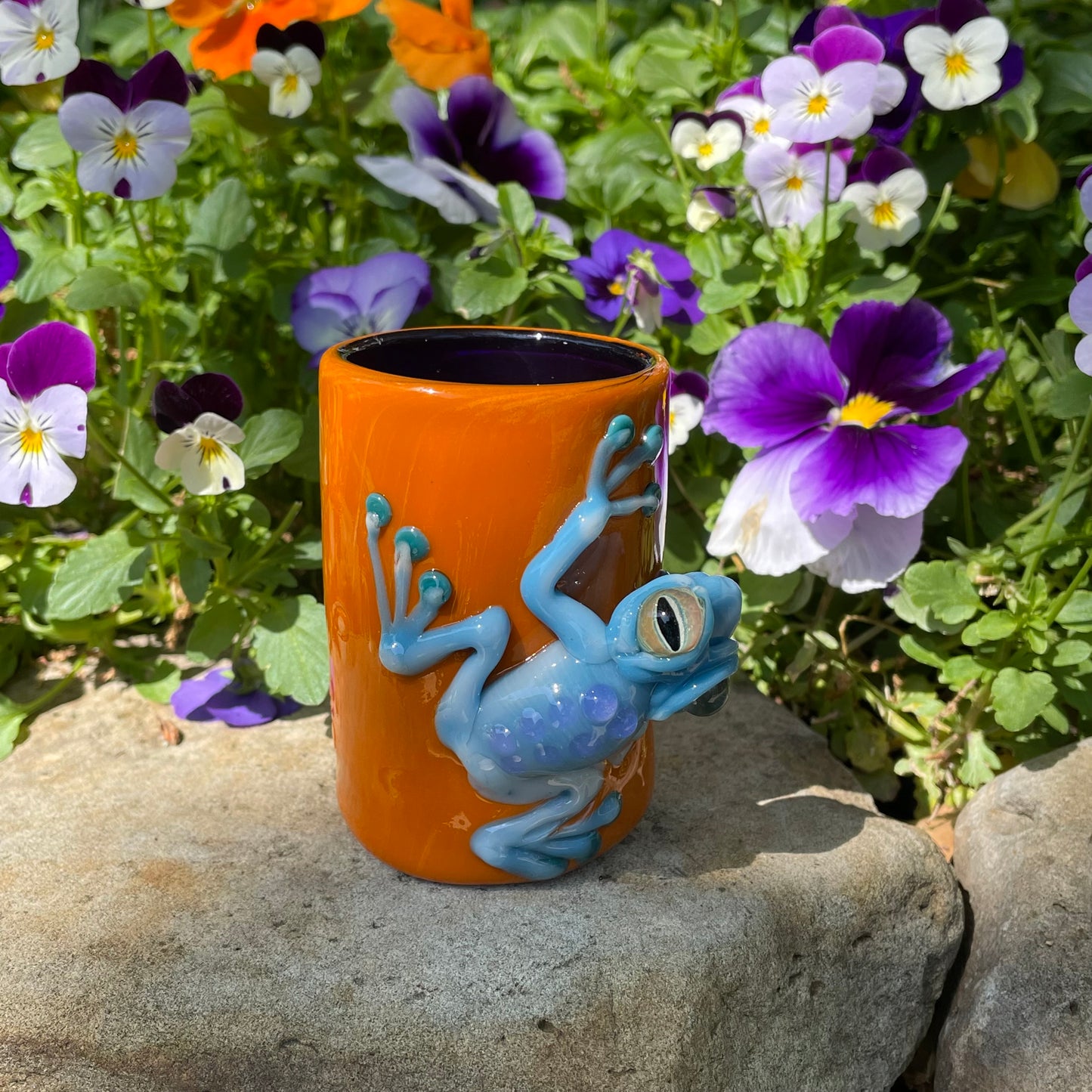 poison dart frog shot glass by Leviathan Glass - artisan detail