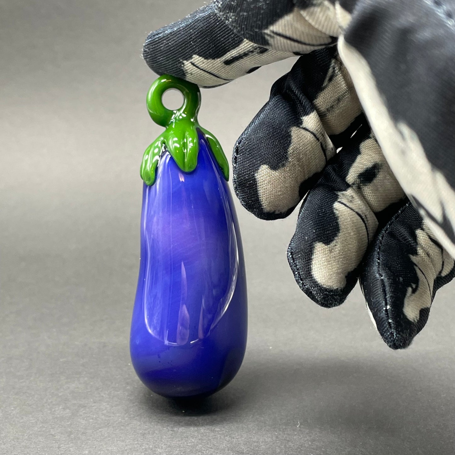 Eggplant ornament detail view - premium glass art
