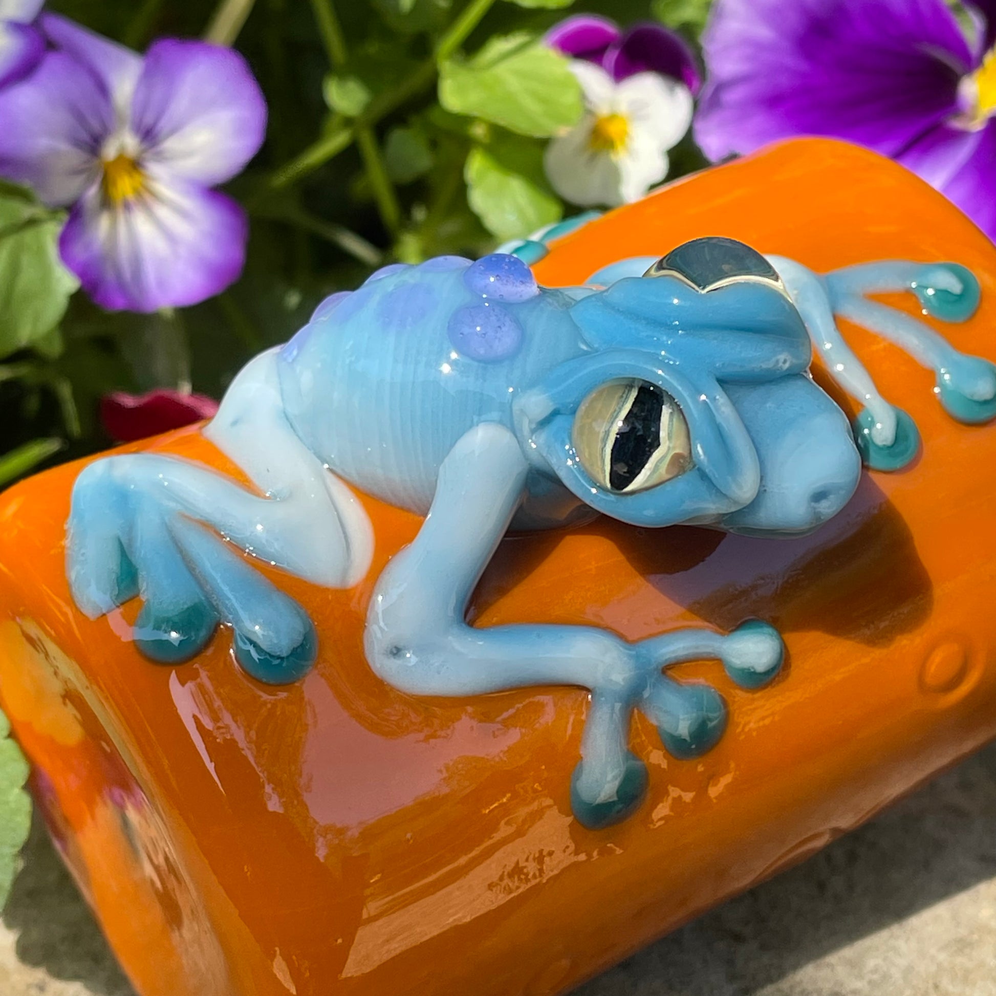 poison dart frog shot glass craftsmanship - artisan glass work