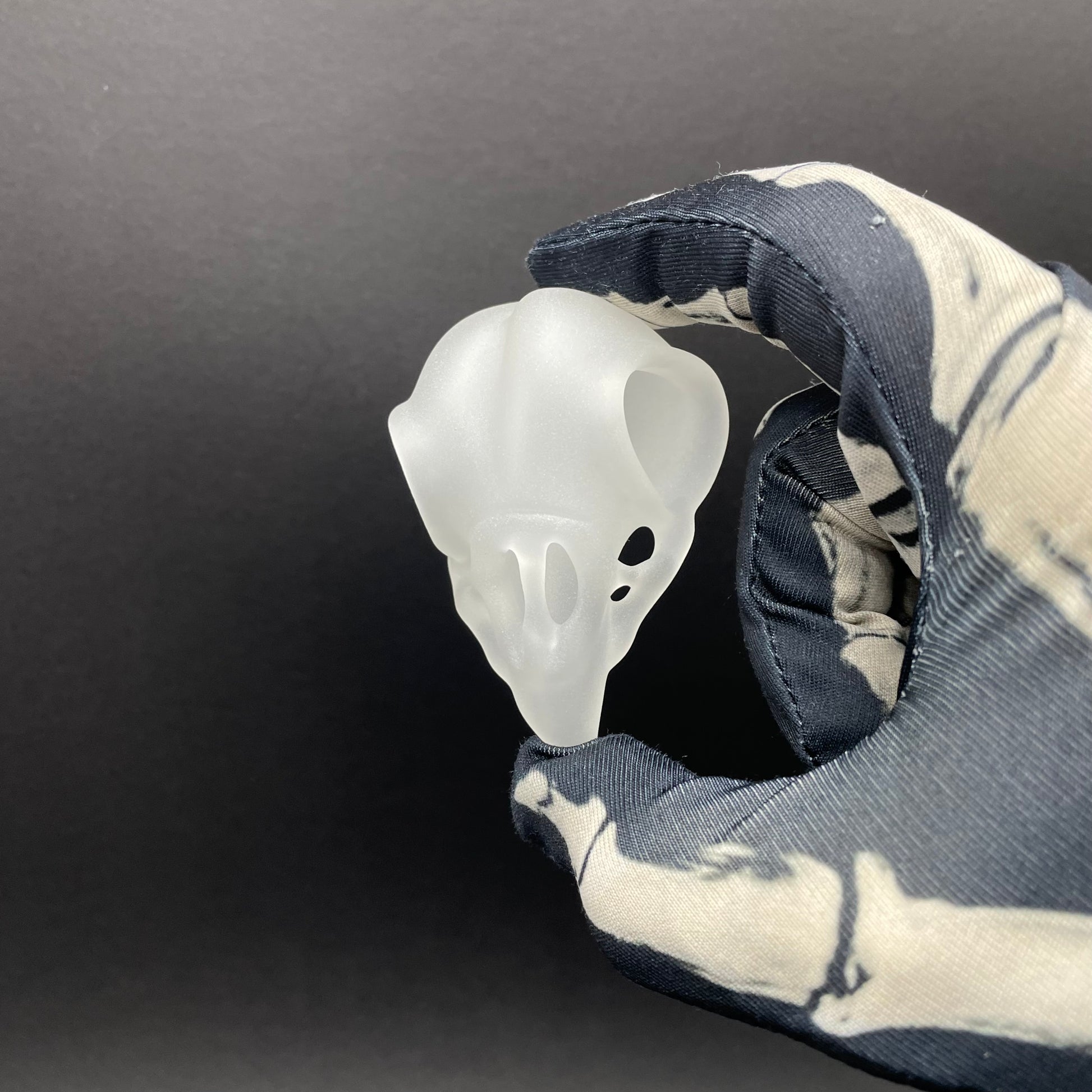 Artisan glass Crow skull - detailed craftsmanship