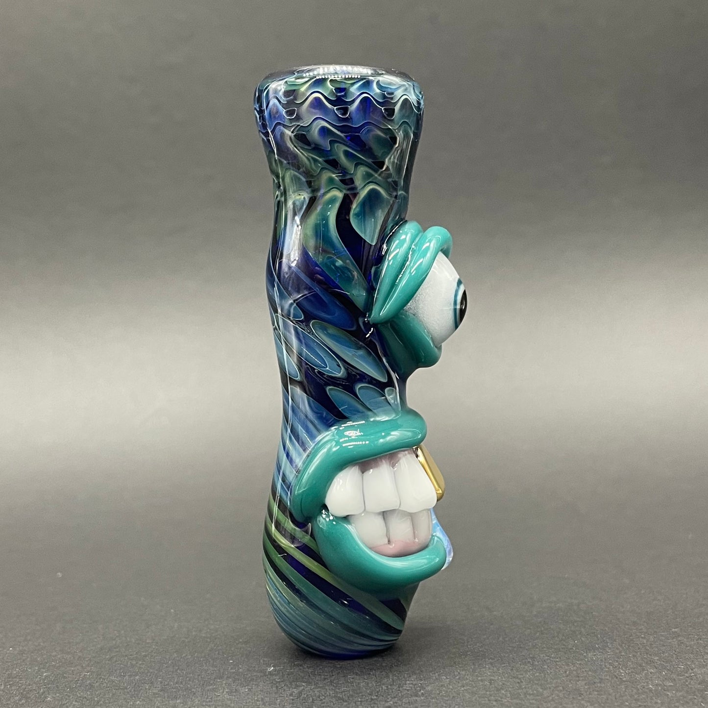 Artisan glass Gold fumed cyclops Chillum - detailed craftsmanship