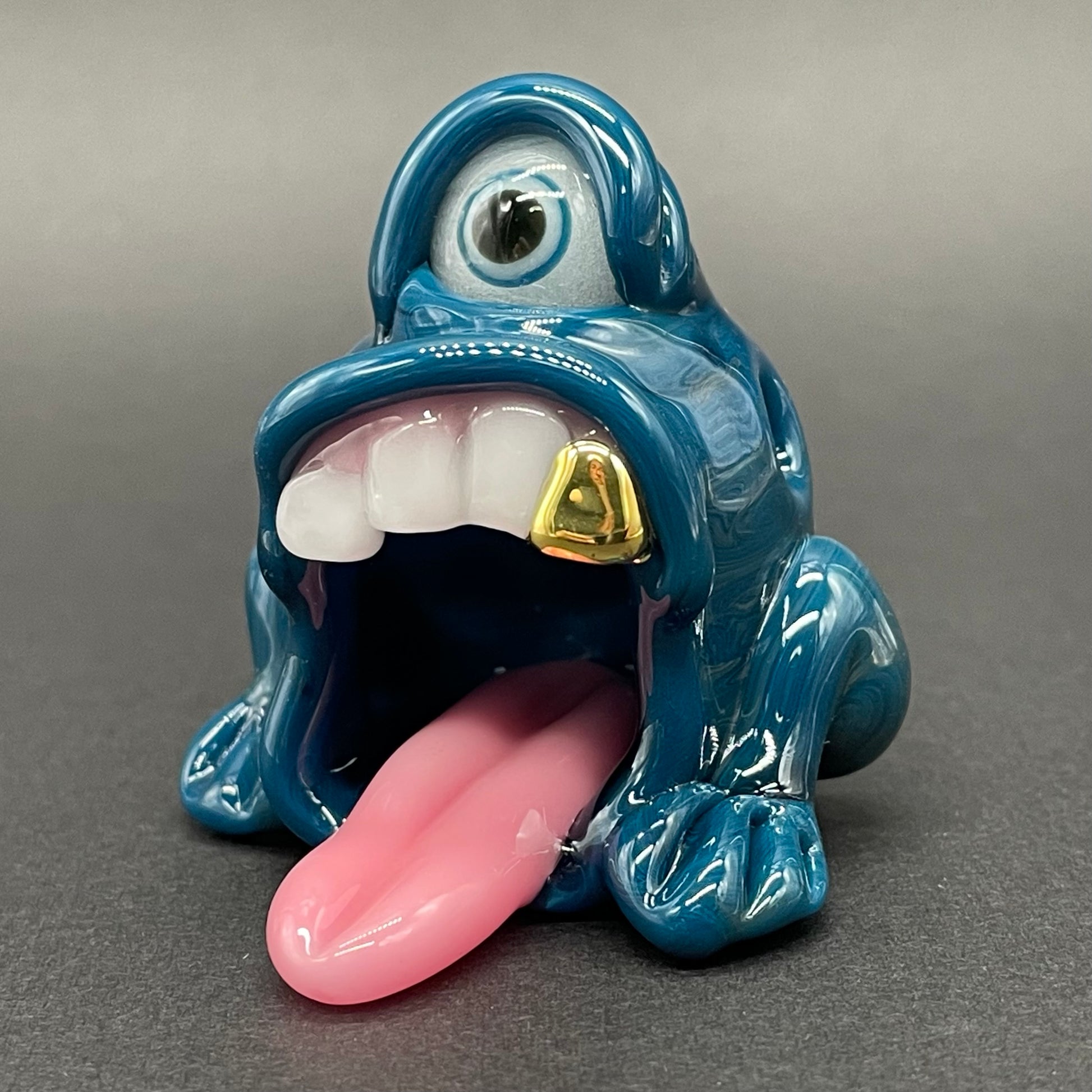Stinkhopper detail view - premium glass art