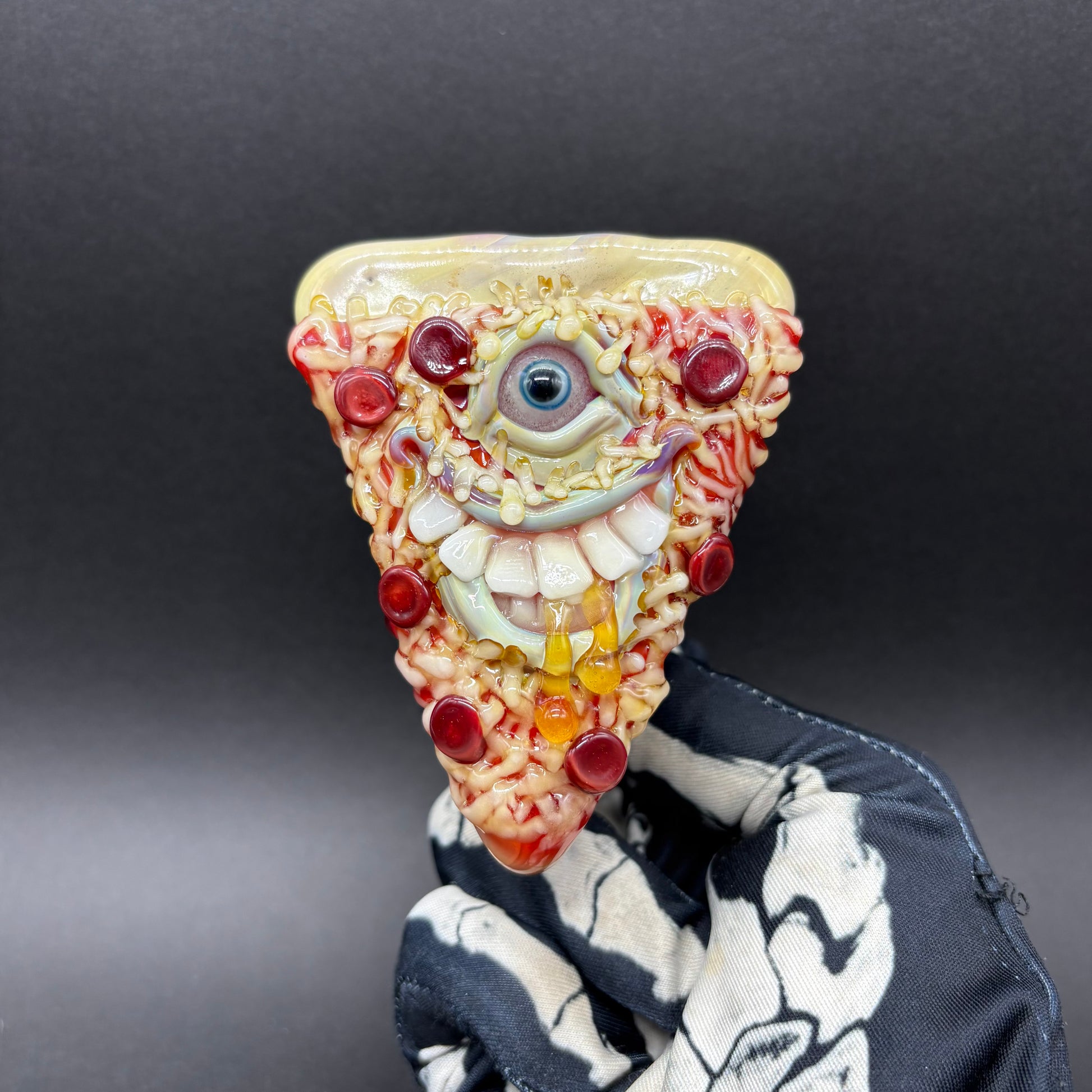 Pizza ash catcher 14mm 45° detail view - premium glass art