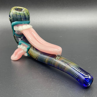 Close-up of UV Tongue Gandalf - handcrafted glass