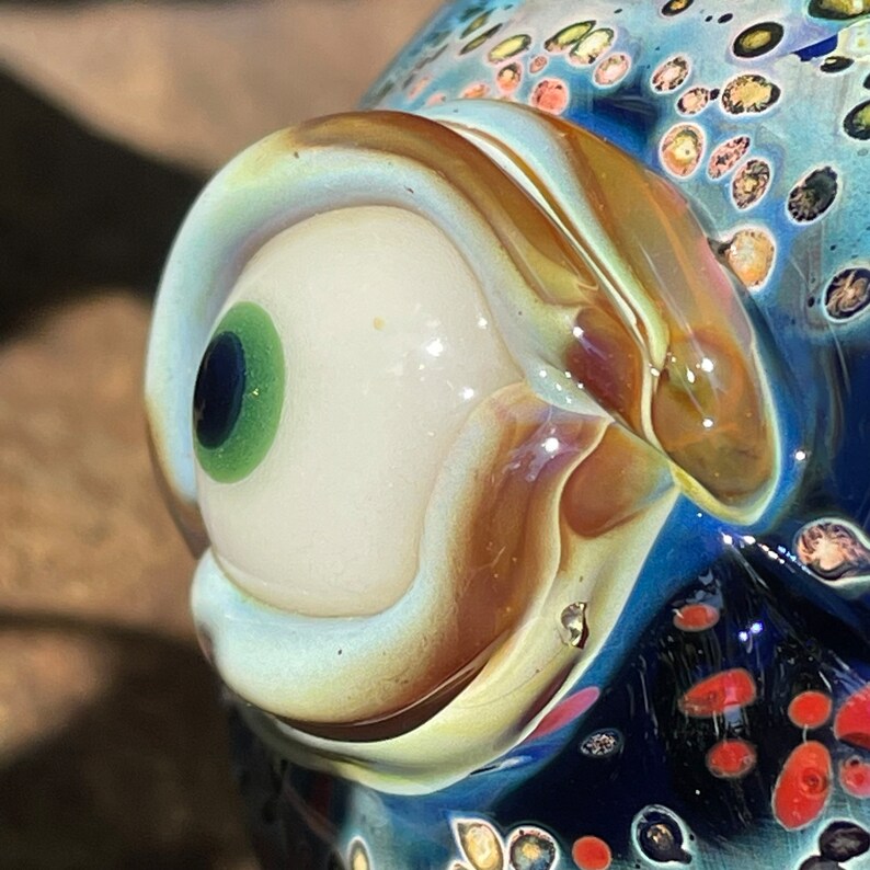 Artisan glass Sneaky eye cyclops ornament - detailed craftsmanship