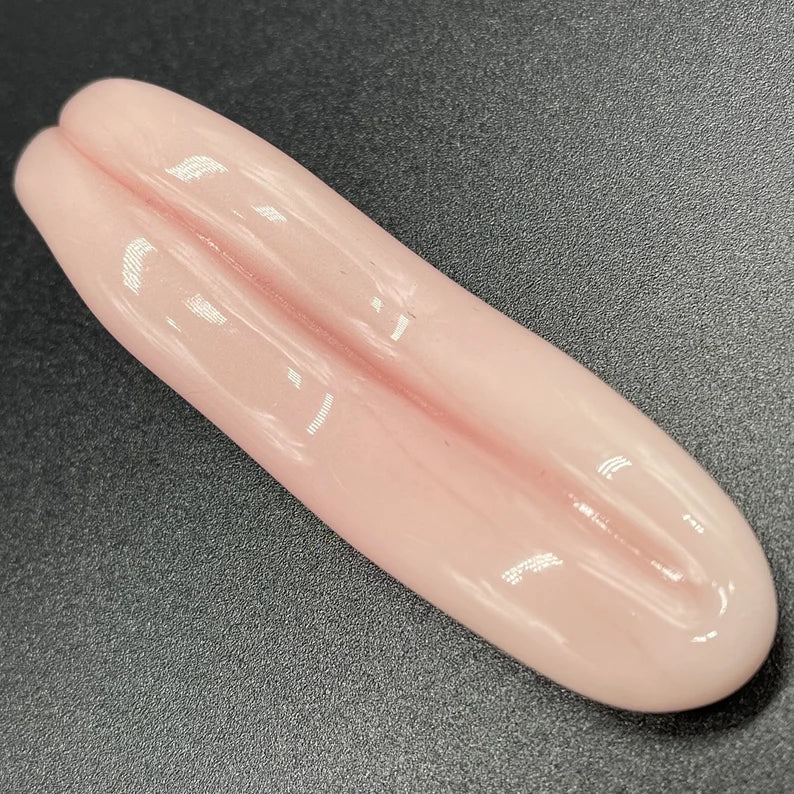 Artisan glass Glass Tongue pendant - detailed craftsmanship