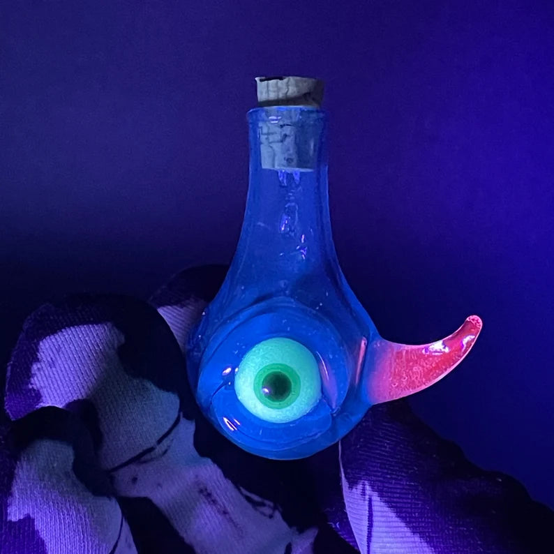 Blacklight potion bottle by Leviathan Glass - artisan detail